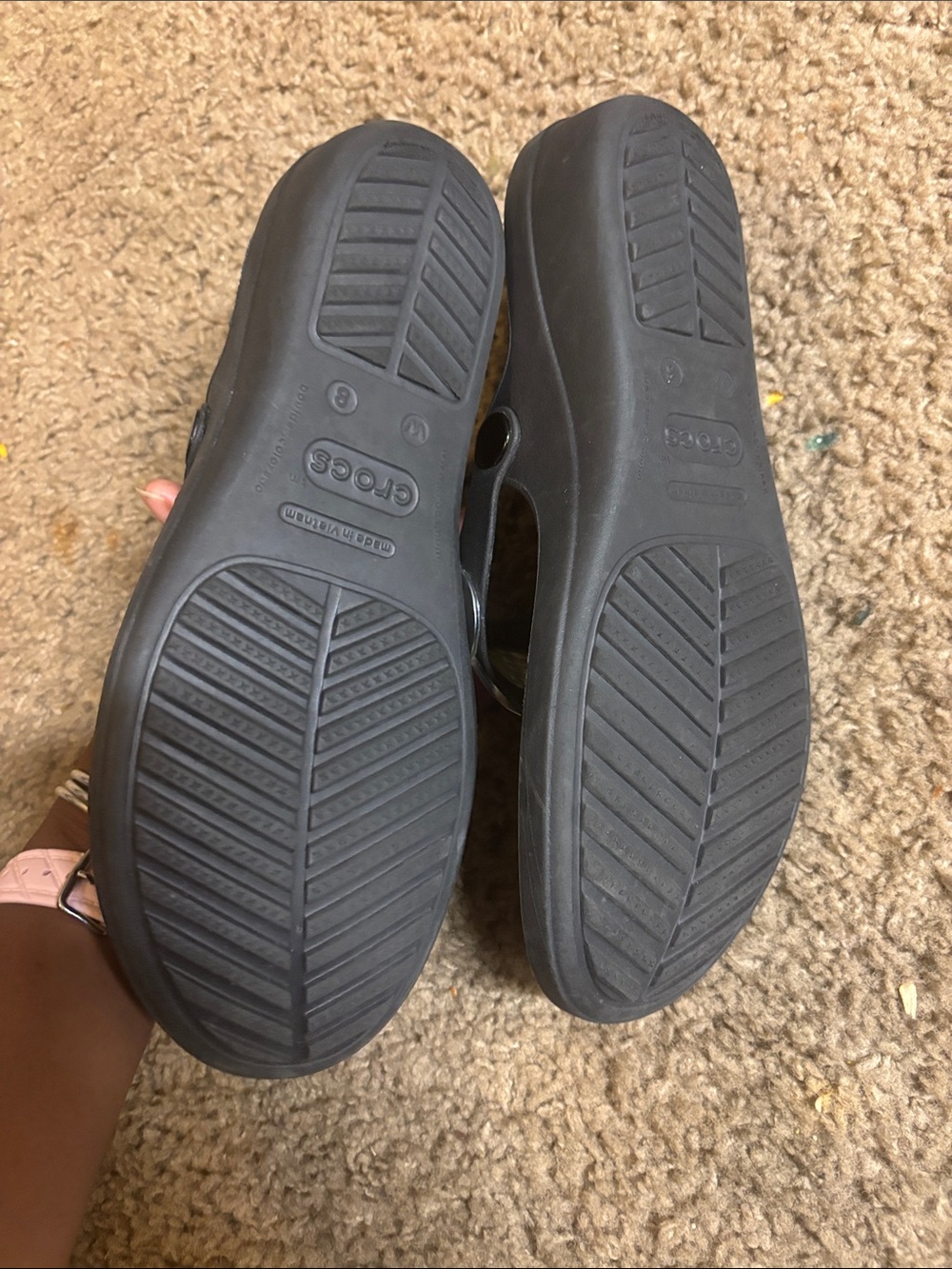 Crocs Sanrah Black Hammered Metallic Silver Thong Size 8 Wedge Flip Flop Sandals - Picture 4 of 5